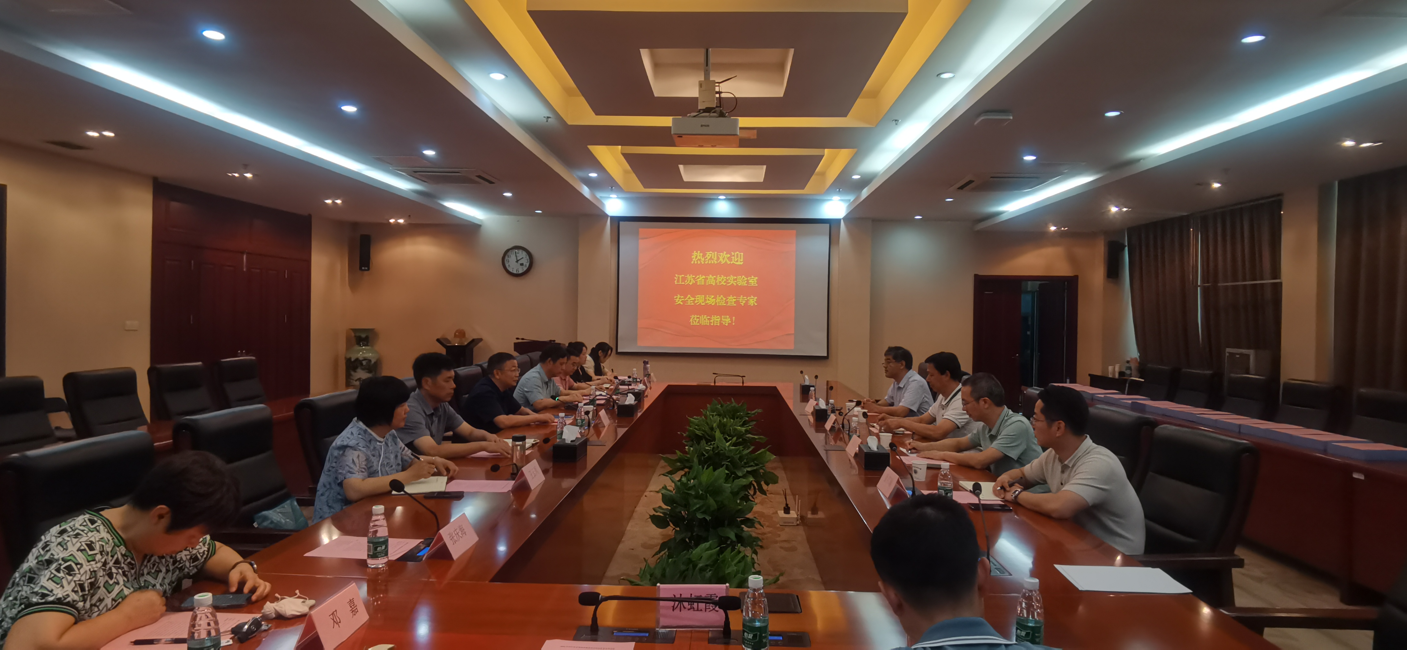 一群人在餐厅里 低可信度描述已自动生成